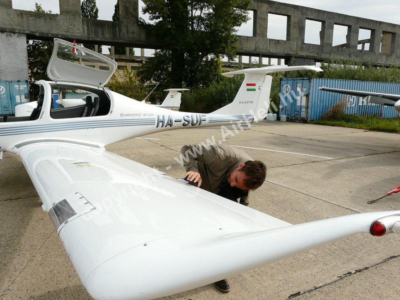 2008.09.14. Visegrád: A pilóta ellenőrzést végez